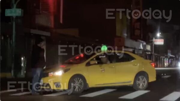 ▲男子「肉身擋人」疑似不讓計程車離開，同時打電話報警            。（圖／記者吳奕靖翻攝）