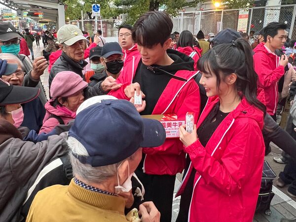 ▲▼兆群（左）跟衣宸一起做公益 。（圖／心潮麗天協會 提供）