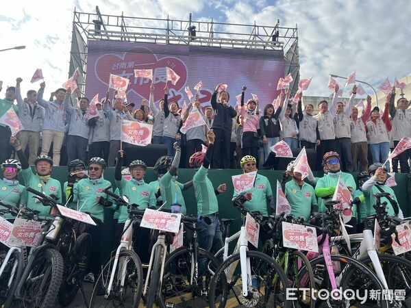 ▲陳亭妃「鐵馬37區・前進市政府」11日收官，超過3萬名支持者自發到場陪伴走完最後一哩路。（記者林東良翻攝，下同）