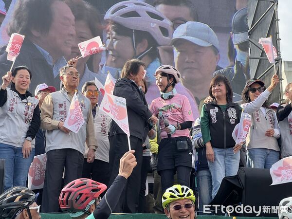 ▲陳亭妃「鐵馬37區・前進市政府」11日收官，超過3萬名支持者自發到場陪伴走完最後一哩路。（記者林東良翻攝，下同）