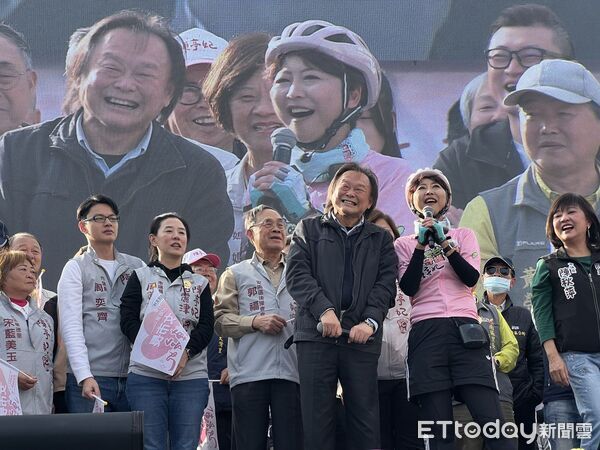 ▲陳亭妃「鐵馬37區・前進市政府」11日收官，超過3萬名支持者自發到場陪伴走完最後一哩路。（記者林東良翻攝，下同）