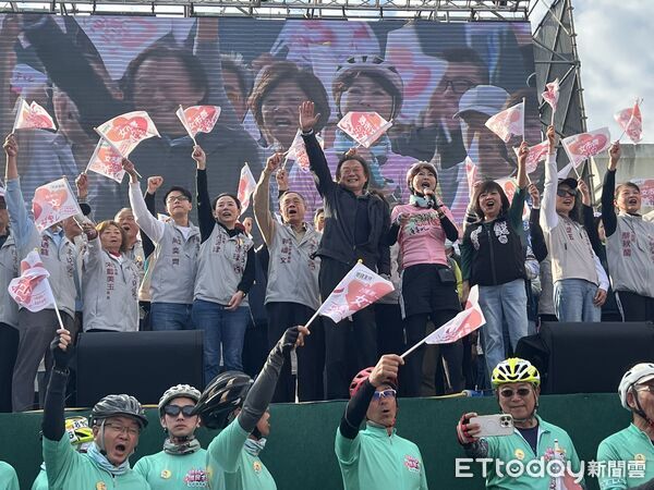 ▲陳亭妃「鐵馬37區・前進市政府」11日收官，超過3萬名支持者自發到場陪伴走完最後一哩路。（記者林東良翻攝，下同）