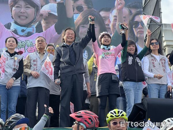 ▲陳亭妃「鐵馬37區・前進市政府」11日收官，超過3萬名支持者自發到場陪伴走完最後一哩路。（記者林東良翻攝，下同）