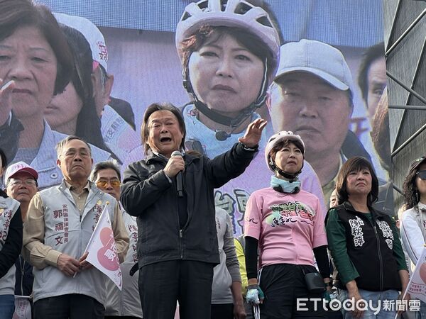 ▲陳亭妃「鐵馬37區・前進市政府」11日收官，超過3萬名支持者自發到場陪伴走完最後一哩路。（記者林東良翻攝，下同）