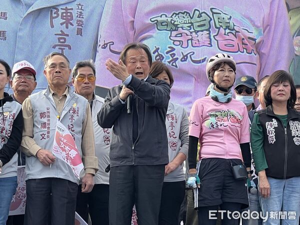 ▲陳亭妃「鐵馬37區・前進市政府」11日收官，超過3萬名支持者自發到場陪伴走完最後一哩路。（記者林東良翻攝，下同）