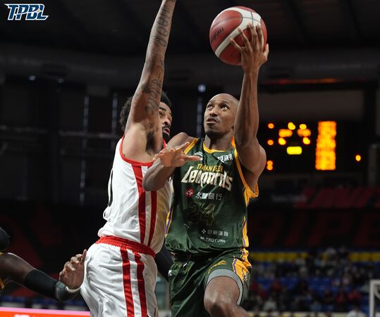 ▲戰神雷蒙恩、雲豹克羅馬。（圖／TPBL職籃提供）