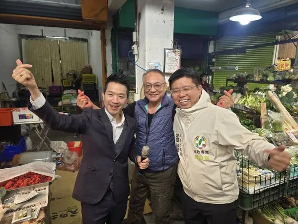 ▲▼總統府副秘書長何志偉今（10）日前往桃園市龍潭市場，陪同爭取連任的市議員張肇良掃街拜票，下午則與市議員劉仁照、王珮毓出席親子活動同框。（圖／何志偉辦公室提供）