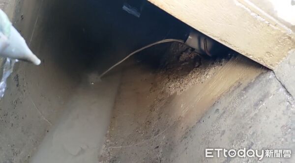 ▲新北工地廢水外洩染河川 環保局閃電查緝污染源。（圖／新北市環保局提供）