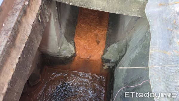 ▲新北工地廢水外洩染河川 環保局閃電查緝污染源。（圖／新北市環保局提供）