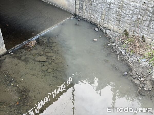 ▲新北工地廢水外洩染河川 環保局閃電查緝污染源。（圖／新北市環保局提供）