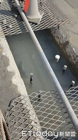 ▲新北工地廢水外洩染河川 環保局閃電查緝污染源。（圖／新北市環保局提供）