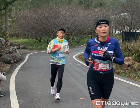 ▲跑者在梅花盛開的山道競速。（圖／翻攝「南投縣仁愛鄉公所」臉書粉專，下同）