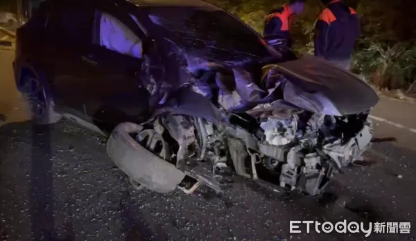 ▲雲林虎尾休旅車撞斷電桿、車頭全毀。（圖／記者游瓊華翻攝）