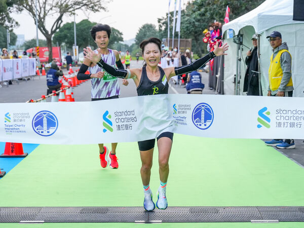 ▲2026渣打臺北公益馬拉松11日開跑，吸引來自全球51個國家、共2.6萬名跑者共襄盛舉、半程馬拉松國內組別由陳美彤以1小時21分27秒奪下國內女子組冠軍、全程馬拉松由年僅22歲的國內好手洪偉齊以2小時30分11秒奪下男子組冠軍。（圖／渣打馬提供）