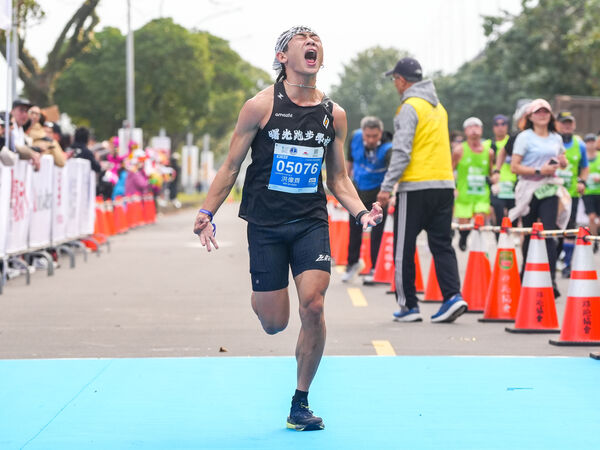 ▲2026渣打臺北公益馬拉松11日開跑，吸引來自全球51個國家、共2.6萬名跑者共襄盛舉、半程馬拉松國內組別由陳美彤以1小時21分27秒奪下國內女子組冠軍、全程馬拉松由年僅22歲的國內好手洪偉齊以2小時30分11秒奪下男子組冠軍。（圖／渣打馬提供）