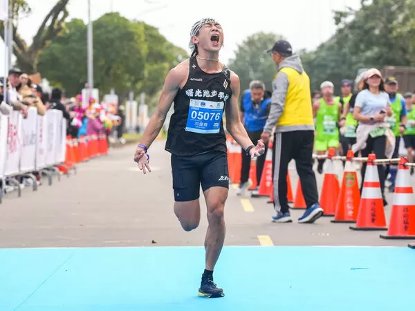 ▲2026渣打臺北公益馬拉松11日開跑，吸引來自全球51個國家、共2.6萬名跑者共襄盛舉、半程馬拉松國內組別由陳美彤以1小時21分27秒奪下國內女子組冠軍、全程馬拉松由年僅22歲的國內好手洪偉齊以2小時30分11秒奪下男子組冠軍。（圖／渣打馬提供）