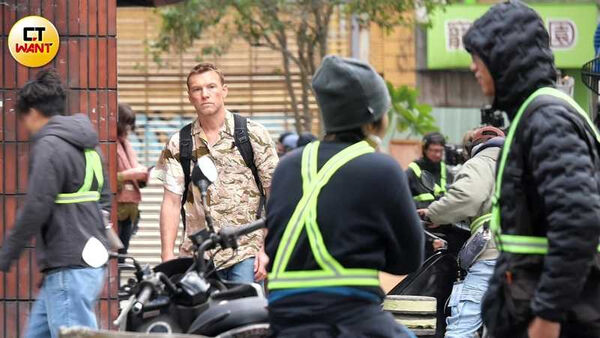 獨家直擊／超大咖！《阿凡達》山姆沃辛頓現身台北街頭　寒流來襲穿短袖騎機車接地氣