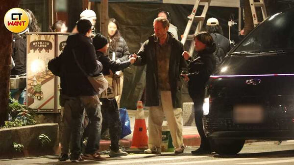 獨家直擊／超大咖！《阿凡達》山姆沃辛頓現身台北街頭　寒流來襲穿短袖騎機車接地氣