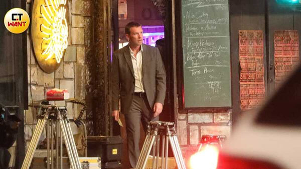 獨家直擊／超大咖！《阿凡達》山姆沃辛頓現身台北街頭　寒流來襲穿短袖騎機車接地氣