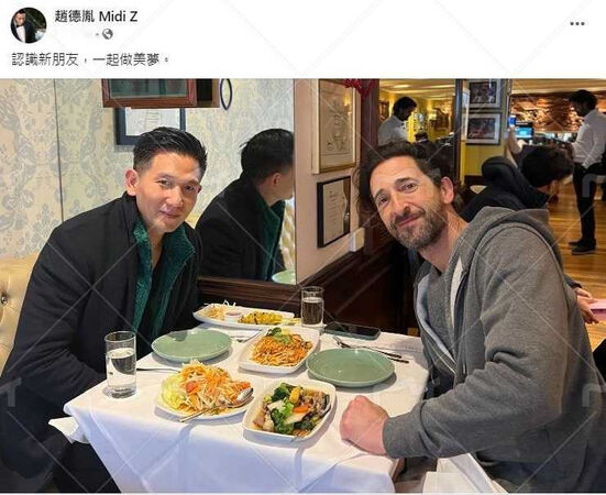 獨家直擊／超大咖！《阿凡達》山姆沃辛頓現身台北街頭　寒流來襲穿短袖騎機車接地氣