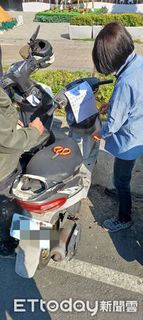 ▲▼ 絕命終結站！工地「天降鐵板」砸爛3機車　女騎士差幾秒險沒命 。（圖／記者賴文萱翻攝）