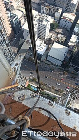 ▲▼ 絕命終結站！工地「天降鐵板」砸爛3機車　女騎士差幾秒險沒命 。（圖／記者賴文萱翻攝）