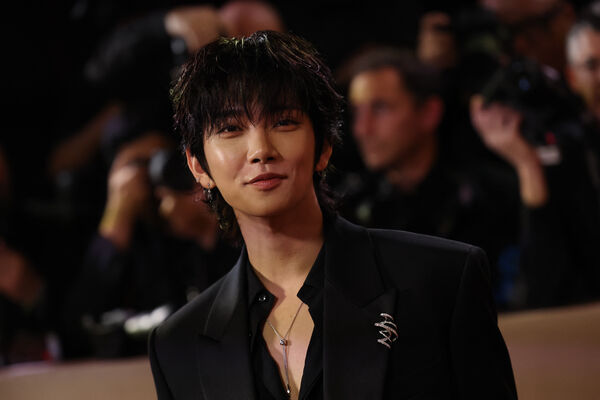 ▲SEVENTEEN成員Joshua登上金球獎紅毯。（圖／路透）