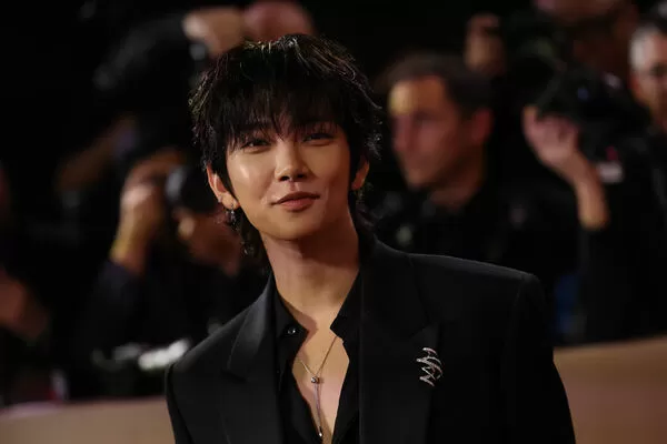 ▲SEVENTEEN成員Joshua登上金球獎紅毯。（圖／路透）