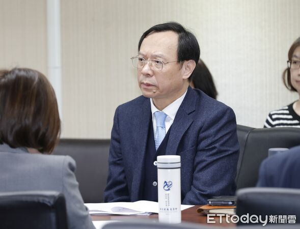 ▲▼立法院社福及衛環委員會審查「台灣未來帳戶特別條例草案」，衛福部長石崇良、次長呂建德出席。，民進黨立委郭國文鍾佳濱建議此案必須慎重，應召開公聽會吸取各方意見。（圖／記者湯興漢攝）