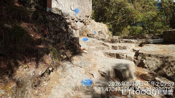 ▲玉山前峰步道慘被不肖山友以藍色噴漆破壞。（圖／玉山國家公園管理處提供）