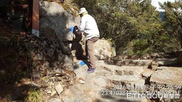 ▲玉山前峰步道慘被不肖山友以藍色噴漆破壞。（圖／玉山國家公園管理處提供）