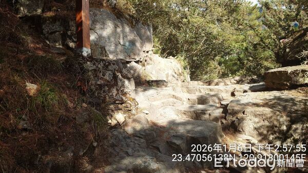 ▲玉山前峰步道慘被不肖山友以藍色噴漆破壞。（圖／玉山國家公園管理處提供）