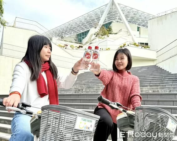 ▲台塩海洋鹼性離子水推出馬年限定「發財水」，以財神爺與Q版小馬插畫，成為新春走春打卡新亮點。（記者林東良翻攝，下同）