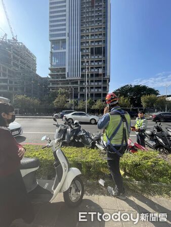 ▲▼工地天降鐵板砸3車。（圖／翻攝Threads ／teresa____chen授權提供）
