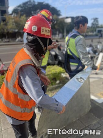 ▲▼工地天降鐵板砸3車。（圖／翻攝Threads ／teresa____chen授權提供）