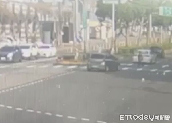 ▲徐男駕駛自小客車左轉時撞飛走在斑馬線上的郭姓女子。（圖／桃園警分局提供、下同）