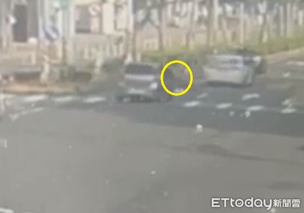 ▲徐男駕駛自小客車左轉時撞飛走在斑馬線上的郭姓女子。（圖／桃園警分局提供、下同）