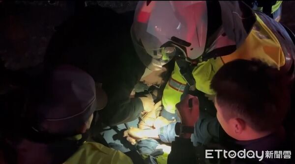 ▲翁男持刀在環金路、中正路口隨機攔車。（圖／記者郭世賢翻攝）