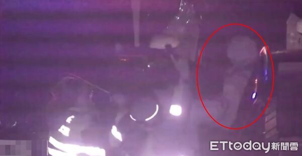 ▲翁男持刀在環金路、中正路口隨機攔車。（圖／記者郭世賢翻攝）