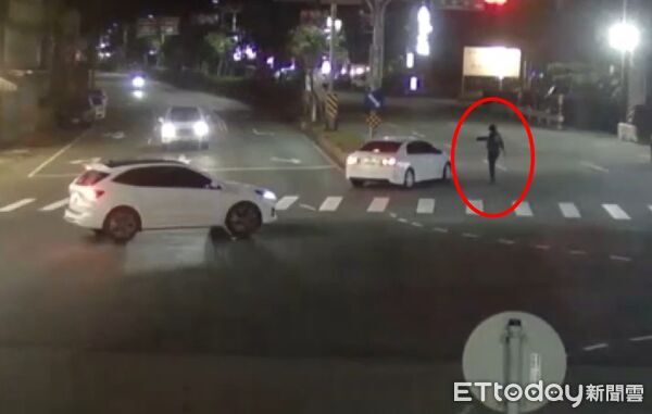 ▲翁男持刀在環金路、中正路口隨機攔車。（圖／記者郭世賢翻攝）