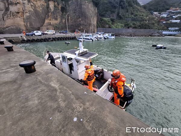 ▲▼新北市瑞芳區洞頂路岸邊12日上午8時23分發生落海意外。（圖／記者郭世賢翻攝）