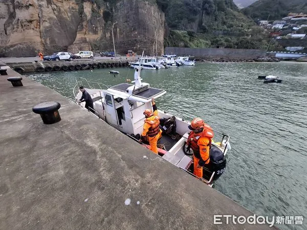 ▲▼新北市瑞芳區洞頂路岸邊12日上午8時23分發生落海意外。（圖／記者郭世賢翻攝）