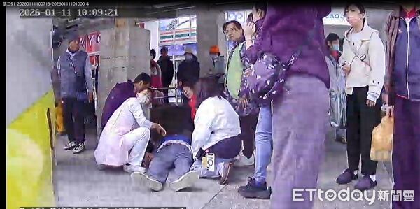 ▲基隆消防小隊長路遇百歲翁倒地。（圖／記者郭世賢翻攝）