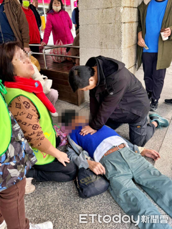 ▲基隆消防小隊長路遇百歲翁倒地。（圖／記者郭世賢翻攝）