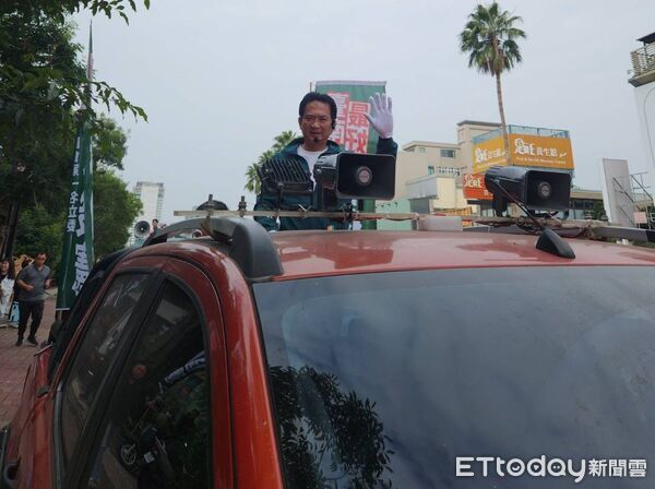 ▲林俊憲與黨公職夥伴一早在路口向市民請託，持續爭取支持。（記者林東良翻攝，下同）