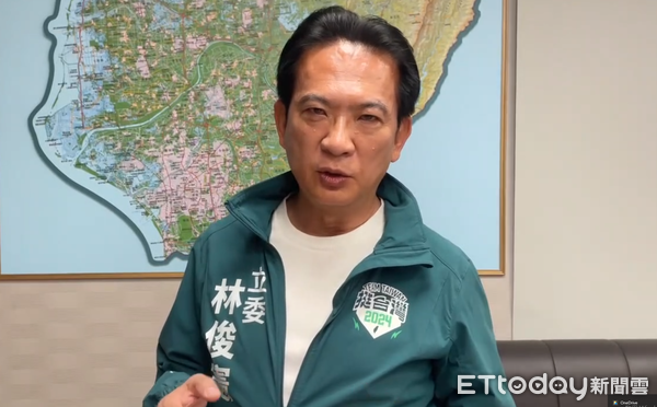 ▲林俊憲與黨公職夥伴一早在路口向市民請託，持續爭取支持。（記者林東良翻攝，下同）