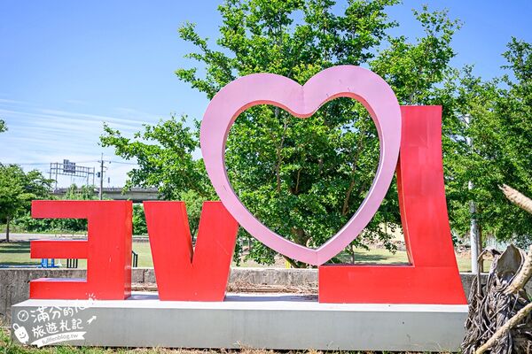 ▲▼台中騎馬體驗「先騰馬業神岡分部」，綠林包圍療癒的馬場基地。（圖／部落客滿分提供）