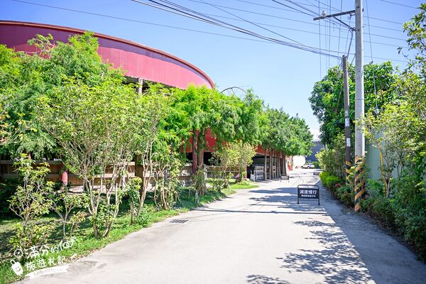 ▲▼台中騎馬體驗「先騰馬業神岡分部」，綠林包圍療癒的馬場基地。（圖／部落客滿分提供）