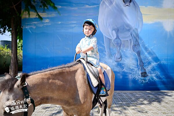 ▲▼台中騎馬體驗「先騰馬業神岡分部」，綠林包圍療癒的馬場基地。（圖／部落客滿分提供）