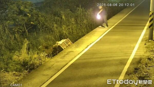 ▲小貨車偷倒菜渣和垃圾。（圖／環保局提供）